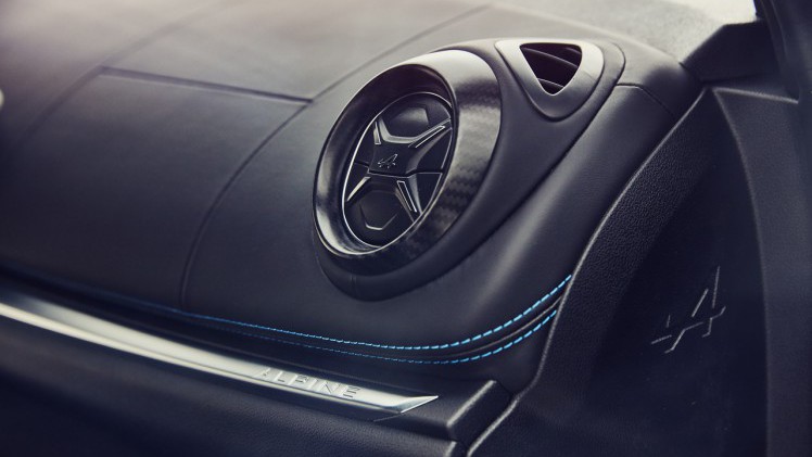 Renault herintroduceert het merk Alpine en maakt met de lichtgewicht A110 meteen een diepe indruk.