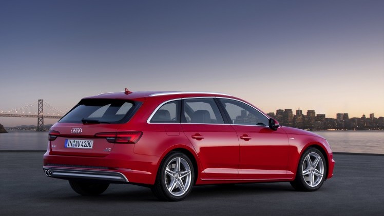 Predictive efficiency assistant, cross traffic assist, audi active lane assist en zelfs een afslagassistent. Een kleine greep uit de overdaad aan veiligheidsystemen van Audis nieuwe A4.