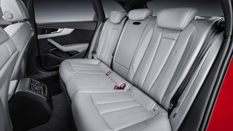 Predictive efficiency assistant, cross traffic assist, audi active lane assist en zelfs een afslagassistent. Een kleine greep uit de overdaad aan veiligheidsystemen van Audis nieuwe A4.