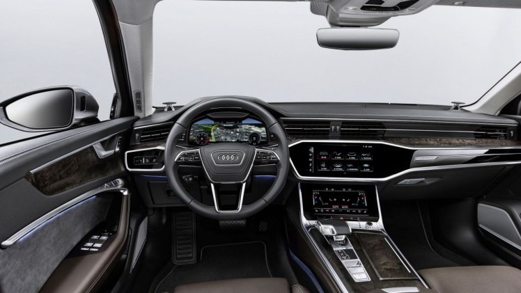 Nieuwe Audi A6 in de zomer bij dealer