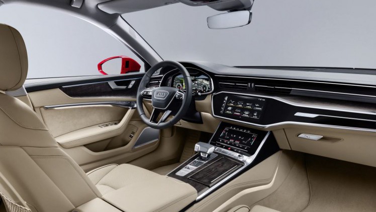 Nieuwe Audi A6 in de zomer bij dealer