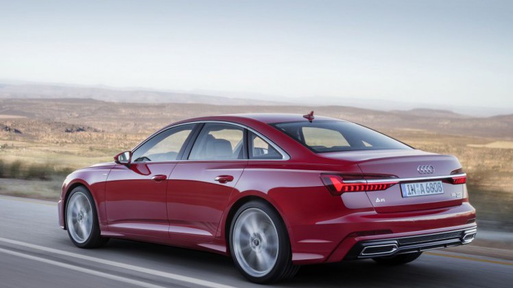 Nieuwe Audi A6 in de zomer bij dealer