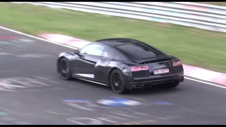 Audi toont de R8 voor het eerst aan het publiek op de Autosalon van Genve. Op die beurs laat Audi ook meteen de R8 e-tron, de volledig elektrische R8, zien.