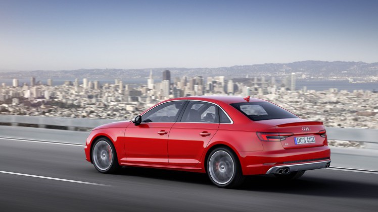 Nieuwe Audi A4 ook gepresenteerd als S4 en S4 Avant. Met zijn 3.0 TFSI en 354 pk is deze uitvoering het voorlopige topmodel.