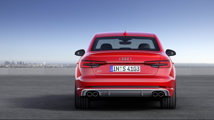Nieuwe Audi A4 ook gepresenteerd als S4 en S4 Avant. Met zijn 3.0 TFSI en 354 pk is deze uitvoering het voorlopige topmodel.