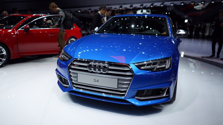 Nieuwe Audi A4 ook gepresenteerd als S4 en S4 Avant. Met zijn 3.0 TFSI en 354 pk is deze uitvoering het voorlopige topmodel.