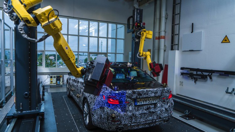 Nieuwe Video BMW 5 Serie G30 stelt zich als prototype voor in de 3D-meetcel van BMW. Eind 2016 stelt de nieuwe BMW 5-serie zich officieel voor.