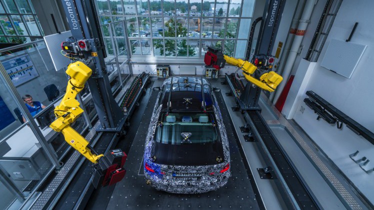 Nieuwe Video BMW 5 Serie G30 stelt zich als prototype voor in de 3D-meetcel van BMW. Eind 2016 stelt de nieuwe BMW 5-serie zich officieel voor.