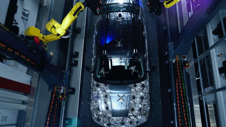 Nieuwe Video BMW 5 Serie G30 stelt zich als prototype voor in de 3D-meetcel van BMW. Eind 2016 stelt de nieuwe BMW 5-serie zich officieel voor.
