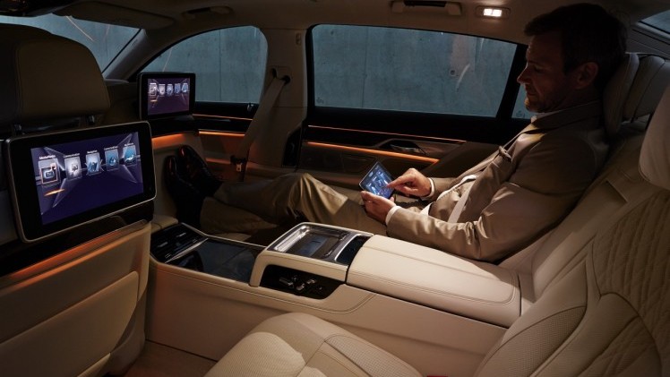 Dit is de nieuwe BMW 7 Serie, die vanaf 24 oktober bij de dealer komt te staan. Tegelijk met de onthulling zijn ook de prijzen bekend gemaakt.