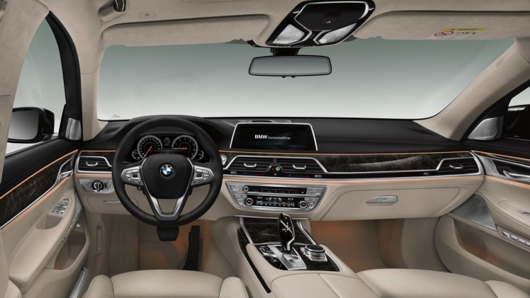 Dit is de nieuwe BMW 7 Serie, die vanaf 24 oktober bij de dealer komt te staan. Tegelijk met de onthulling zijn ook de prijzen bekend gemaakt.