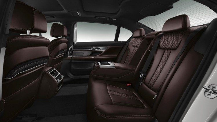 Dit is de nieuwe BMW 7 Serie, die vanaf 24 oktober bij de dealer komt te staan. Tegelijk met de onthulling zijn ook de prijzen bekend gemaakt.