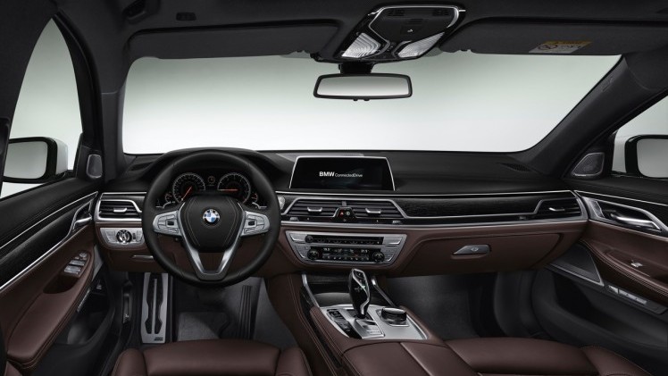 Dit is de nieuwe BMW 7 Serie, die vanaf 24 oktober bij de dealer komt te staan. Tegelijk met de onthulling zijn ook de prijzen bekend gemaakt.