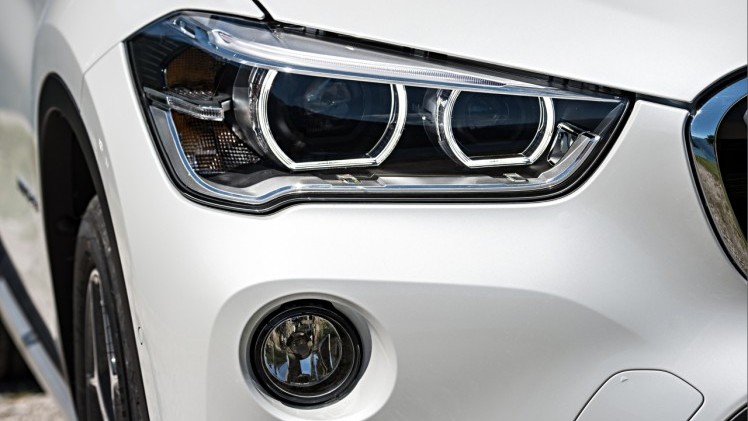 Autotest nieuwe BMW X1 met de xDrive25i en xDrive25d. De crossover transformeert tot SUV en is ook nog veel ruimer dan voorheen.
