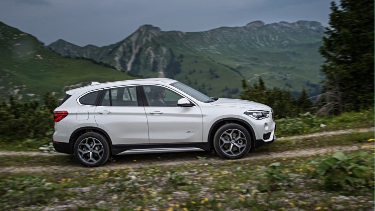 Autotest nieuwe BMW X1 met de xDrive25i en xDrive25d. De crossover transformeert tot SUV en is ook nog veel ruimer dan voorheen.