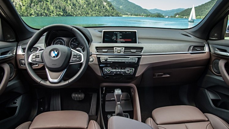Autotest nieuwe BMW X1 met de xDrive25i en xDrive25d. De crossover transformeert tot SUV en is ook nog veel ruimer dan voorheen.