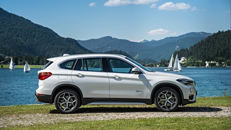 Autotest nieuwe BMW X1 met de xDrive25i en xDrive25d. De crossover transformeert tot SUV en is ook nog veel ruimer dan voorheen.