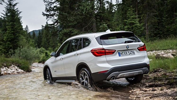Autotest nieuwe BMW X1 met de xDrive25i en xDrive25d. De crossover transformeert tot SUV en is ook nog veel ruimer dan voorheen.