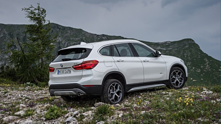 Autotest nieuwe BMW X1 met de xDrive25i en xDrive25d. De crossover transformeert tot SUV en is ook nog veel ruimer dan voorheen.