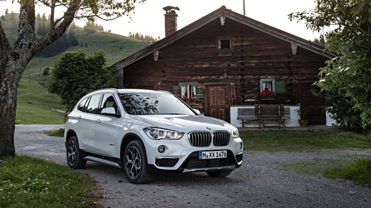 Autotest nieuwe BMW X1 met de xDrive25i en xDrive25d. De crossover transformeert tot SUV en is ook nog veel ruimer dan voorheen.