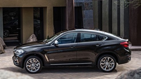 BMW heeft de prijslijsten gedrukt van de nieuwe generatie X6. Dankzij aanzienlijk gunstigere verbruiks- en emissiecijfers pakt de prijsstelling ook gunstiger uit, terwijl de uitrusting er eveneens op
