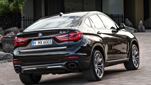 BMW heeft de prijslijsten gedrukt van de nieuwe generatie X6. Dankzij aanzienlijk gunstigere verbruiks- en emissiecijfers pakt de prijsstelling ook gunstiger uit, terwijl de uitrusting er eveneens op