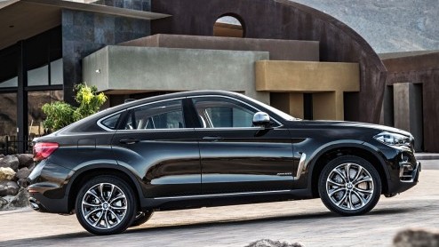 BMW heeft de prijslijsten gedrukt van de nieuwe generatie X6. Dankzij aanzienlijk gunstigere verbruiks- en emissiecijfers pakt de prijsstelling ook gunstiger uit, terwijl de uitrusting er eveneens op