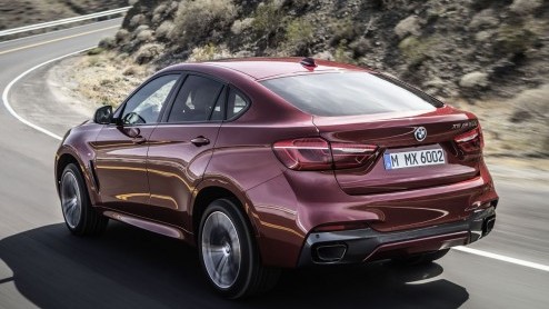 BMW heeft de prijslijsten gedrukt van de nieuwe generatie X6. Dankzij aanzienlijk gunstigere verbruiks- en emissiecijfers pakt de prijsstelling ook gunstiger uit, terwijl de uitrusting er eveneens op