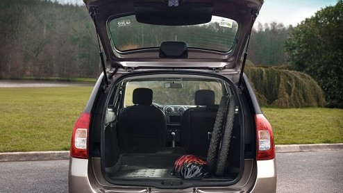 Dacia heeft een prijskaartje gehangen aan de nieuwe Logan MCV. De station met een enorme bagageruimte is er vanaf 11.990 euro en staat vanaf medio november in de showroom.