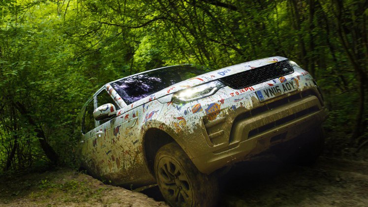 De nieuwe Land Rover Discovery laat zijn voorkant door dunne camouflage heen zien. Hij wijkt iets af van de eerder onthulde voorkant. Was dat dan een sportversie?