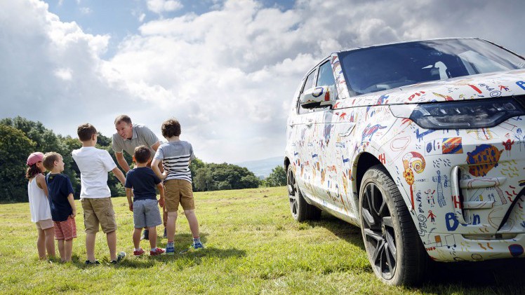 De nieuwe Land Rover Discovery laat zijn voorkant door dunne camouflage heen zien. Hij wijkt iets af van de eerder onthulde voorkant. Was dat dan een sportversie?