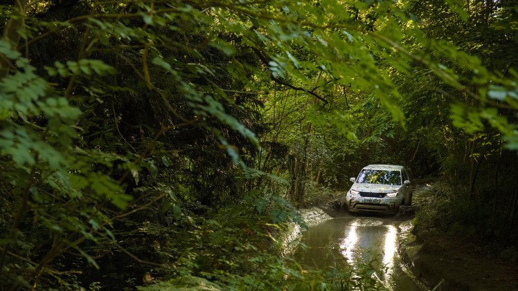 De nieuwe Land Rover Discovery laat zijn voorkant door dunne camouflage heen zien. Hij wijkt iets af van de eerder onthulde voorkant. Was dat dan een sportversie?