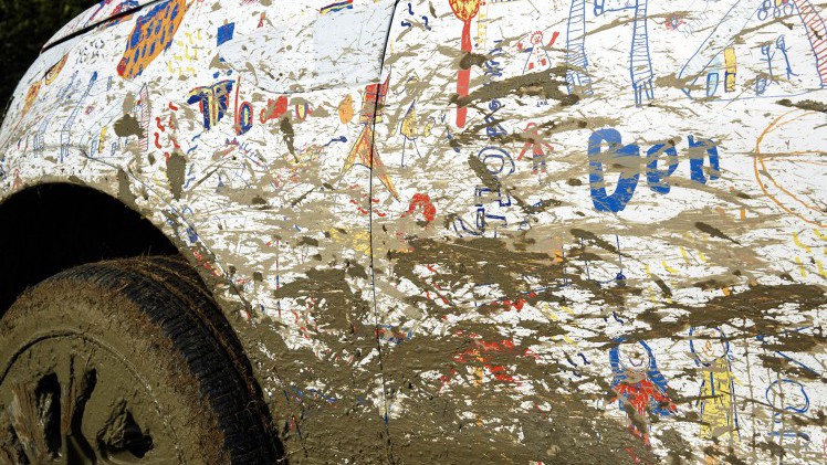 De nieuwe Land Rover Discovery laat zijn voorkant door dunne camouflage heen zien. Hij wijkt iets af van de eerder onthulde voorkant. Was dat dan een sportversie?