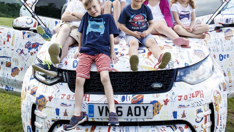 De nieuwe Land Rover Discovery laat zijn voorkant door dunne camouflage heen zien. Hij wijkt iets af van de eerder onthulde voorkant. Was dat dan een sportversie?