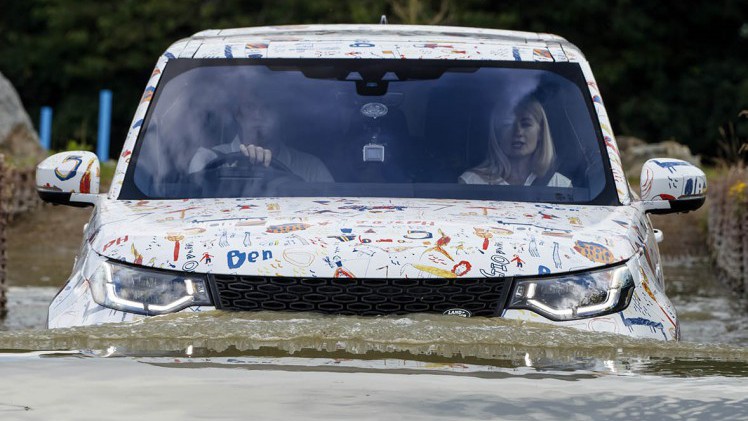 De nieuwe Land Rover Discovery laat zijn voorkant door dunne camouflage heen zien. Hij wijkt iets af van de eerder onthulde voorkant. Was dat dan een sportversie?