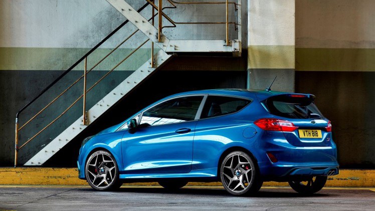 Ford heeft nu ook de sportieve topversie van de nieuwe Fiesta onthuld. Over het algemeen is de nieuwe generatie Fiesta een evolutie, maar onder de kap huist een kleine revolutie?