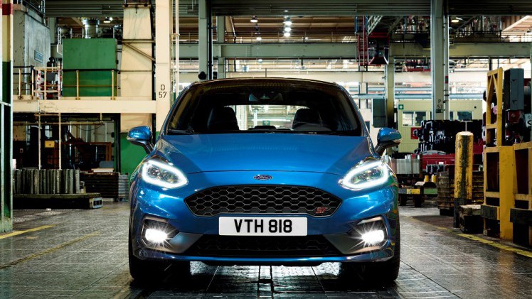 Ford heeft nu ook de sportieve topversie van de nieuwe Fiesta onthuld. Over het algemeen is de nieuwe generatie Fiesta een evolutie, maar onder de kap huist een kleine revolutie?