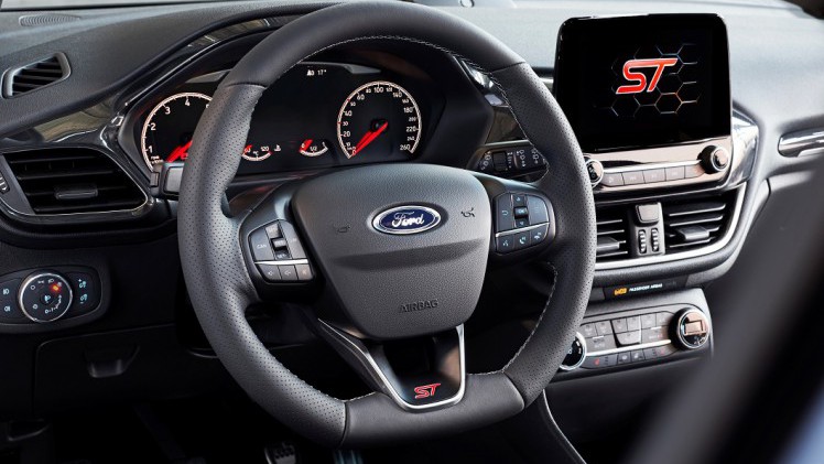 Ford heeft nu ook de sportieve topversie van de nieuwe Fiesta onthuld. Over het algemeen is de nieuwe generatie Fiesta een evolutie, maar onder de kap huist een kleine revolutie?