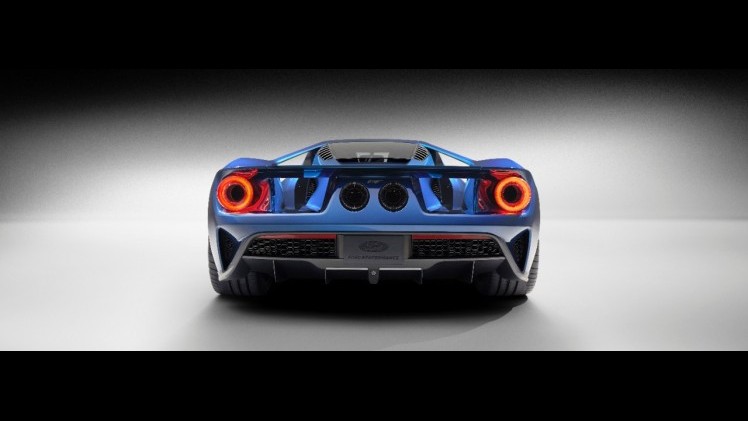 Ford steelt in Detroit de show met de nieuwe Ford GT EcoBoost V6 supercar, die in 2016 in productie gaat.