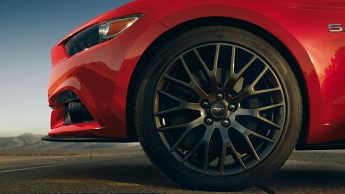 Ford heeft de nieuwe Mustang onthuld. De Mustang zal voor het eerst, na vijftig jaar van productie, ook in Europa via de officile kanalen te koop komen.