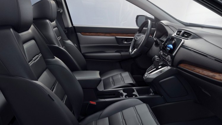 Bij verrassing is daar ineens de nieuwe 2017 Honda CR-V. Er is alleen nog Amerikaanse informatie, maar de auto zal ongetwijfeld ook naar Europa komen. De auto heeft enkele Honda-primeurs.