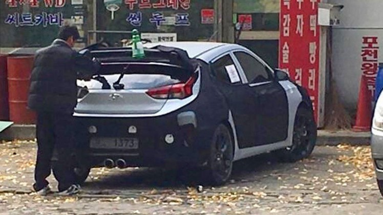 De Hyundai Veloster krijgt over niet al te lange tijd een opvolger. Het eerste testexemplaar is met vrij weinig camouflage gespot!