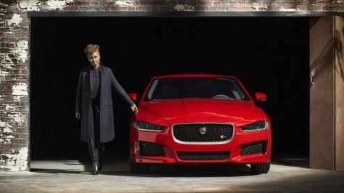 Nieuwe Jaguar sport sedan heet Jaguar XE. Introductie in 2015 en verkrijgbaar met nieuwe motoren.