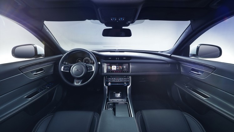 Jaguar toont de nieuwe XF op de New York Auto Show, maar precies een week voor zijn debuut op die show krijgt de auto een spectaculaire onthulling in Londen. Vandaag laat Jaguar het interieur al zien.