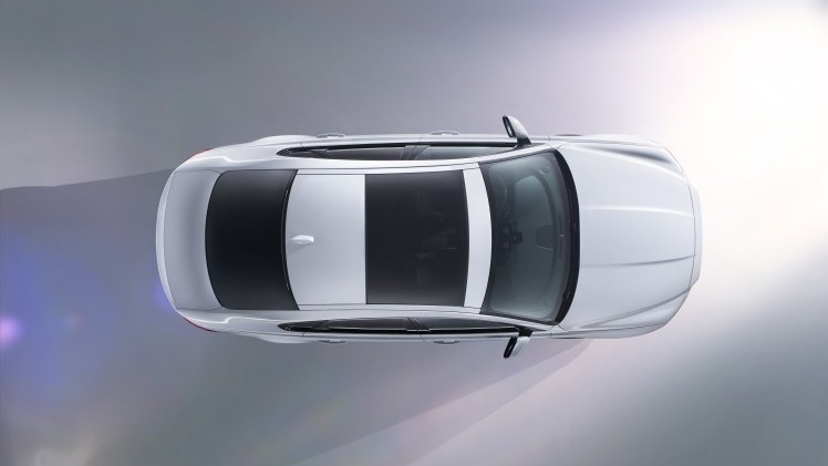 Jaguar toont de nieuwe XF op de New York Auto Show, maar precies een week voor zijn debuut op die show krijgt de auto een spectaculaire onthulling in Londen. Vandaag laat Jaguar het interieur al zien.