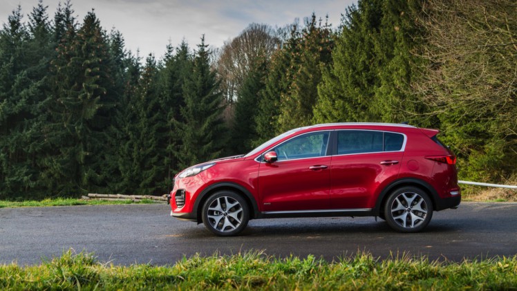 Autotest nieuwe Kia Sportage. Kia introduceert een nieuwe Sportage en in deze rijtest voelen we de 1.6 T-GDI, 1.7 CDRi en 2.0 CRDi aan de tand.