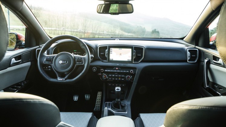 Autotest nieuwe Kia Sportage. Kia introduceert een nieuwe Sportage en in deze rijtest voelen we de 1.6 T-GDI, 1.7 CDRi en 2.0 CRDi aan de tand.
