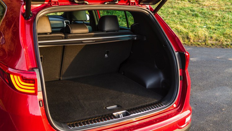 Autotest nieuwe Kia Sportage. Kia introduceert een nieuwe Sportage en in deze rijtest voelen we de 1.6 T-GDI, 1.7 CDRi en 2.0 CRDi aan de tand.
