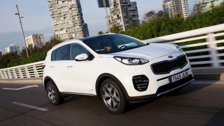Autotest nieuwe Kia Sportage. Kia introduceert een nieuwe Sportage en in deze rijtest voelen we de 1.6 T-GDI, 1.7 CDRi en 2.0 CRDi aan de tand.