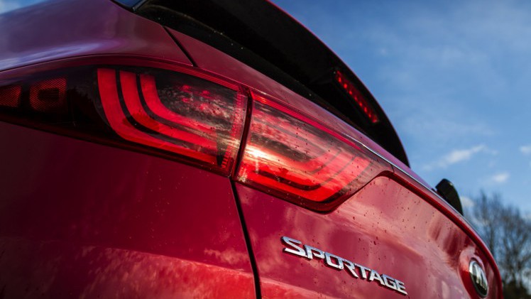 Autotest nieuwe Kia Sportage. Kia introduceert een nieuwe Sportage en in deze rijtest voelen we de 1.6 T-GDI, 1.7 CDRi en 2.0 CRDi aan de tand.